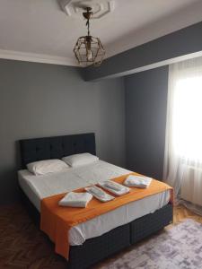 ein Schlafzimmer mit einem Bett mit zwei Handtüchern darauf in der Unterkunft Mardy Deluxe Houses in Istanbul