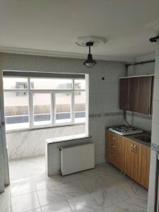 een keuken met een wastafel en een raam erin bij Mardy Deluxe Houses in Istanbul