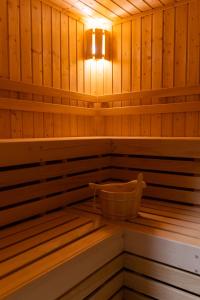 a sauna with a tub and a light in it at Lynks Resort in Ustrzyki Dolne