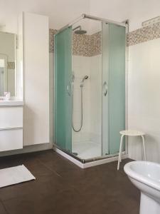 W łazience znajduje się szklana kabina prysznicowa i umywalka. w obiekcie Villa Viola w Forli