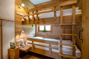 シュマレンベルクにあるBergdorf LiebesGrünの二段ベッドが備わる木製の壁の客室です。