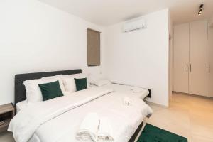 プロタラスにあるTsiolakki Homes Luxury Villasのベッドルーム1室(大型ベッド1台、白いシーツ、緑の枕付) +39枚の写真