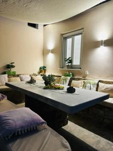 聖安娜納克索斯的住宿－瑪利亞故居酒店，客厅配有桌子和沙发