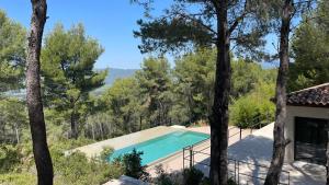 une villa avec une piscine dans les bois dans l'établissement Villa Bel Air, à Saint-Côme