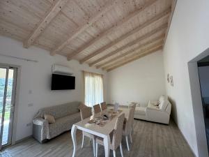 TV a/nebo společenská místnost v ubytování Appartamento i Pini