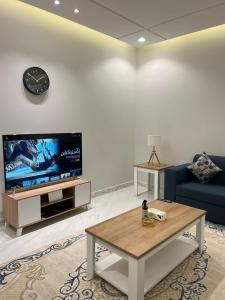 TV a/nebo společenská místnost v ubytování جناح فندقي في فله خاصة