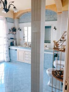 A kitchen or kitchenette at Alexander's Home