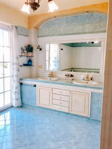 baño con 2 lavabos y espejo grande en Alexander's Home, en Collecorvino