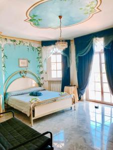 a bedroom with a bed and blue walls and a ceiling at Alexander's Home in Collecorvino