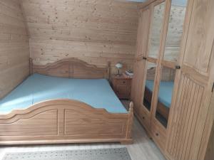 een slaapkamer met een bed in een houten kamer bij Chata Karlov pod Pradědem. Karlov in Malá Morávka