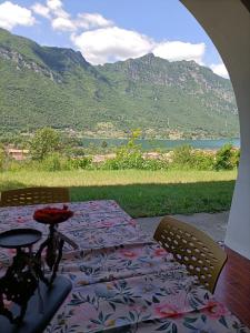 - une table avec vue sur le lac et les montagnes dans l'établissement B&B le rose, à Crone