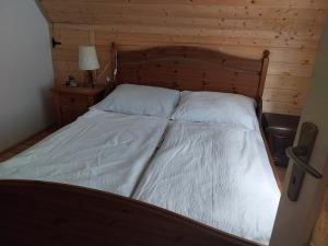 Postel nebo postele na pokoji v ubytování Chata Karlov pod Pradědem. Karlov