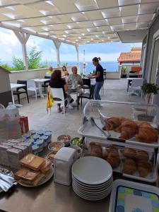 un bancone con cibo e persone sedute ai tavoli di B&B Pepe Rosa Tropea a Tropea