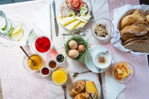een tafel met borden eten, eieren en brood bij Pension Tannenhof in San Giovanni in Val Aurina