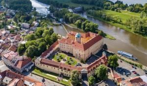 uma vista aérea de um grande edifício ao lado de um rio em Apartment Spa and Fontain Poděbrady em Poděbrady