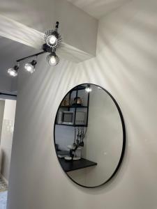 un miroir accroché au mur dans une pièce dans l'établissement APPARTEMENT VOLTAIRE, à Antibes