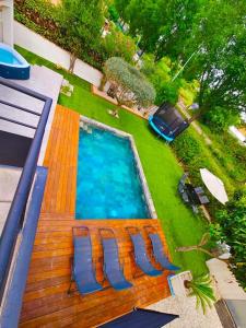 an overhead view of a swimming pool in a yard at Villa 4 chambres avec piscine. in Nîmes