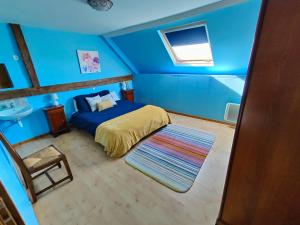 SermaiseにあるLa Sourceの青いベッドルーム(ベッド1台、窓付)