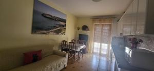 un soggiorno con divano e tavolo di Sperry's house Porto Torres a Porto Torres
