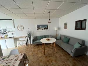 - un salon avec un canapé et une table dans l'établissement VILLA RANGEL VIP, à Olivenza