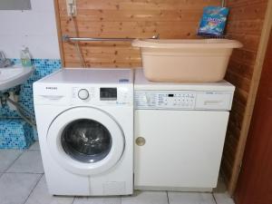a washing machine and a washer in a bathroom at SOUTERRAIN Monteur Arbeiter 2-Zimmer Wohnung in KASSEL in Kassel