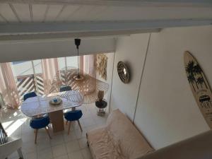 een woonkamer met een bank en een tafel bij T2 plage in Port-la-Nouvelle