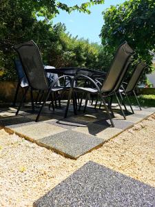czarny stół i krzesła na patio w obiekcie Apartments Dolić Novalja w Novalji