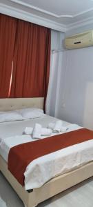 Postel nebo postele na pokoji v ubytování Konyaaltı Apart Hotel