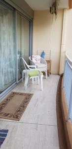 eine Terrasse mit einem Tisch und Stühlen auf dem Balkon in der Unterkunft Appartement paisible, résidence avec piscine in Mandelieu-la-Napoule