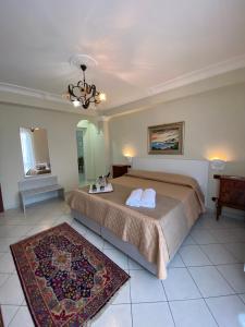 um quarto com uma cama com duas almofadas em Scala dei Turchi Palace Suites em Realmonte