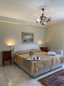 um quarto com uma cama com uma bandeja em Scala dei Turchi Palace Suites em Realmonte