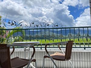 uma mesa e 2 cadeiras numa varanda com vista em Holiday Homestay em Chishang