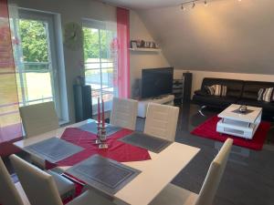 comedor y sala de estar con mesa y sillas en Lenis Kotte, en Papenburg