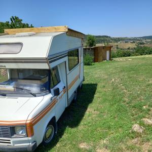 an old white caravan parked in a field at Camping car vintage in Saint-Barthélemy-le-Plain