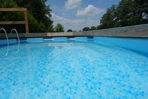 een groot zwembad met blauw water bij Karins Kotte in Papenburg