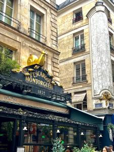 パリにあるカルチェ モントルグイユ ヴォワ ピエトーン ダンサン アニマーブル デュ キャズィエムの建物内のレストランの看板
