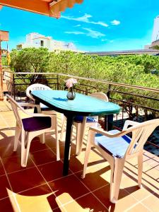 una mesa azul y sillas en el balcón en Apartaments Platja d’Aro, en Platja d'Aro