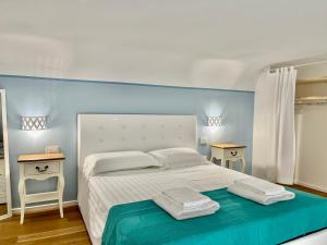 ジョヴィナッツォにあるIl Bugiのベッドルーム1室(白いベッド1台、テーブル2台付)