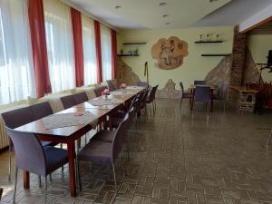 comedor con mesas y sillas y chimenea en Gasthaus Teveli, en Kroatisch Geresdorf