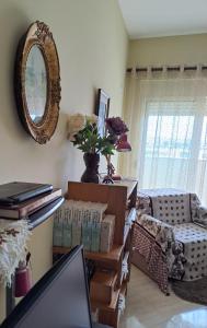 salon z lustrem i stołem z książkami w obiekcie Studio Apartment w Durrës