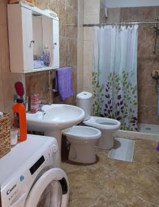 W łazience znajduje się umywalka, toaleta i prysznic. w obiekcie Studio Apartment w Durrës