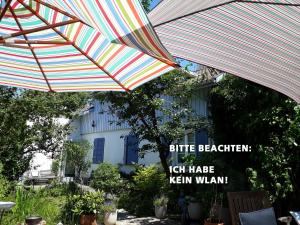 un paraguas colorido frente a un edificio en Ferienwohnung CHRIS en Konstanz