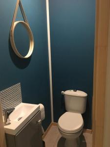 La salle de bains est pourvue de toilettes blanches et d'un lavabo. dans l'établissement Gite du chene, à Ledeuix