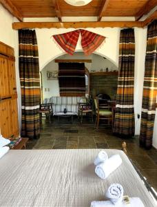 1 dormitorio con 1 cama con toallas en Villa Kamari-Cretan style apartment, en Kritsá
