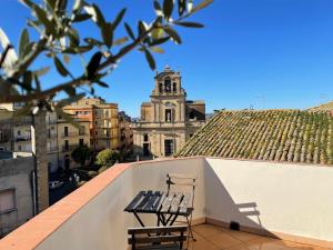 two benches on the roof of a building at B&B L’Angolo sulla Piazza in Mirabella Imbaccari