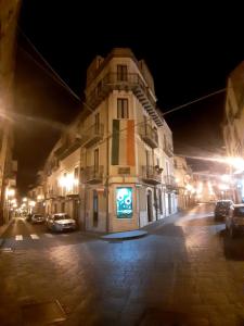 ein Gebäude in einer Stadtstraße in der Nacht in der Unterkunft B&B L’Angolo sulla Piazza in Mirabella Imbaccari