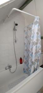 a shower in a bathroom with a shower curtain at Appartement pour 2 personnes in Annequin