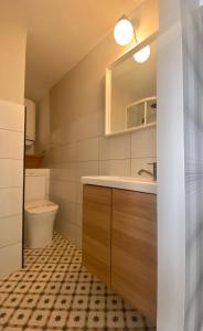 ブレーラ・デ・カボにあるCasita típica de pescadores -Casa Gloria- WIFIの洗面台とトイレ付きのバスルーム
