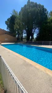 Bazén v ubytovaní Joli Appartement 27m2 Terre d'Ocre en village vacances en Camargue alebo v jeho blízkosti