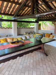 una mesa con almohadas y cuencos encima en Esclusiva villa sul mare Tropea en Parghelia